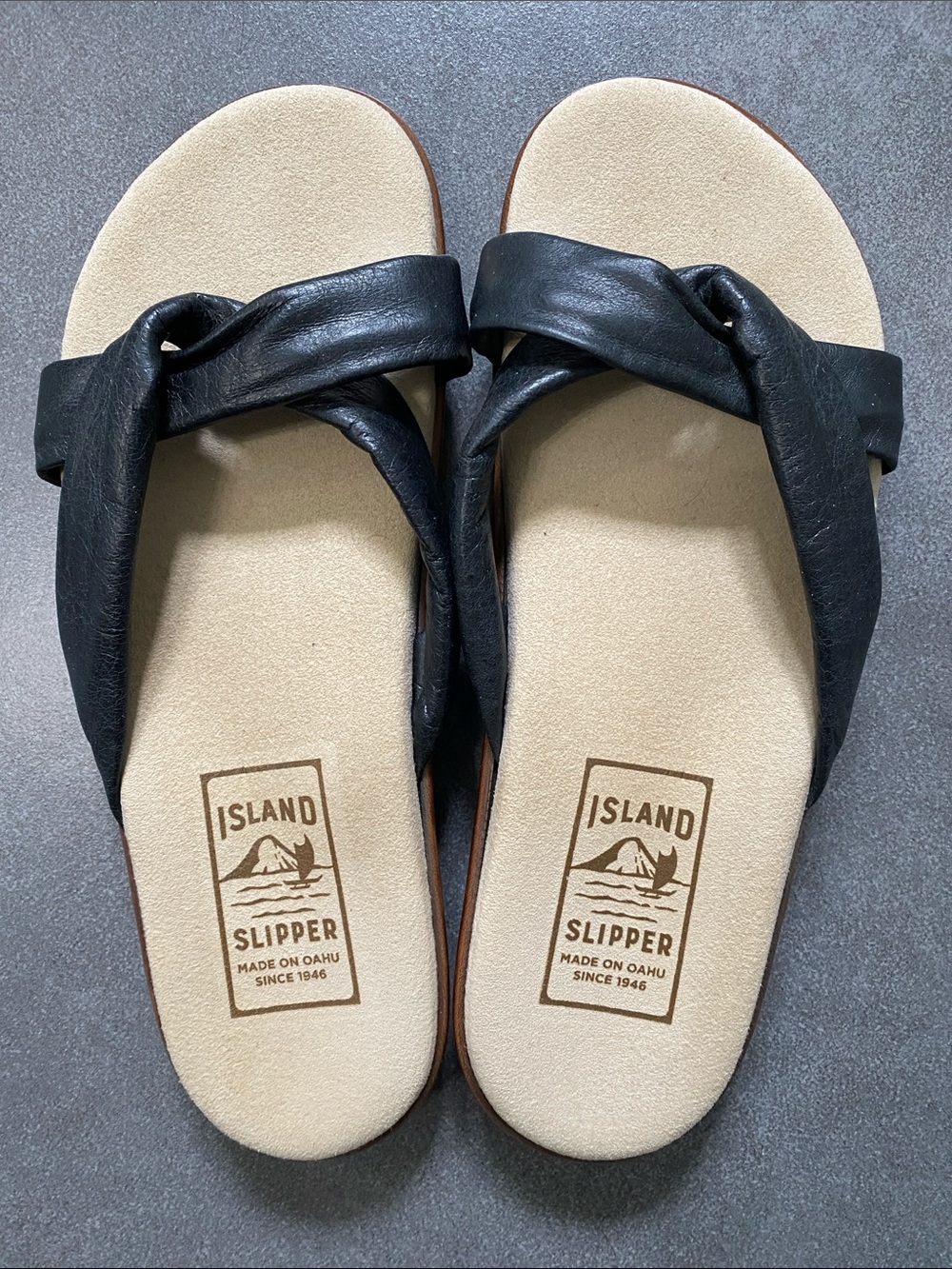 Island Slipper Women’s Black Leather Twist-Strap Sandals. Size 8. New